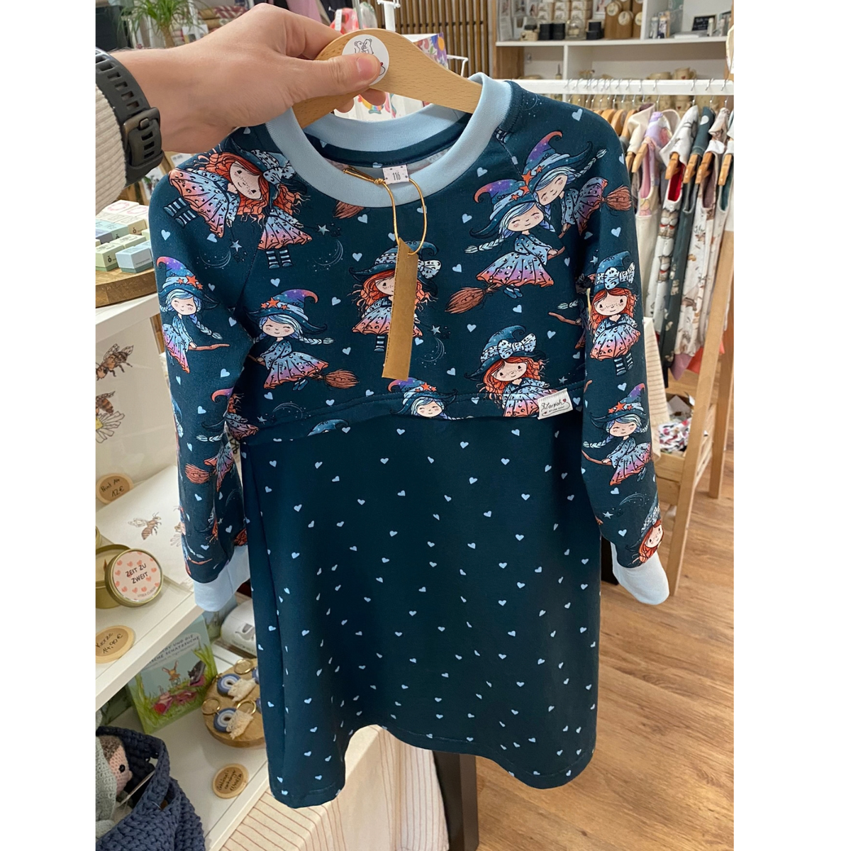 Cropped Sweatkleid Hexe dunkel Bio Größe 116 von LAROAH