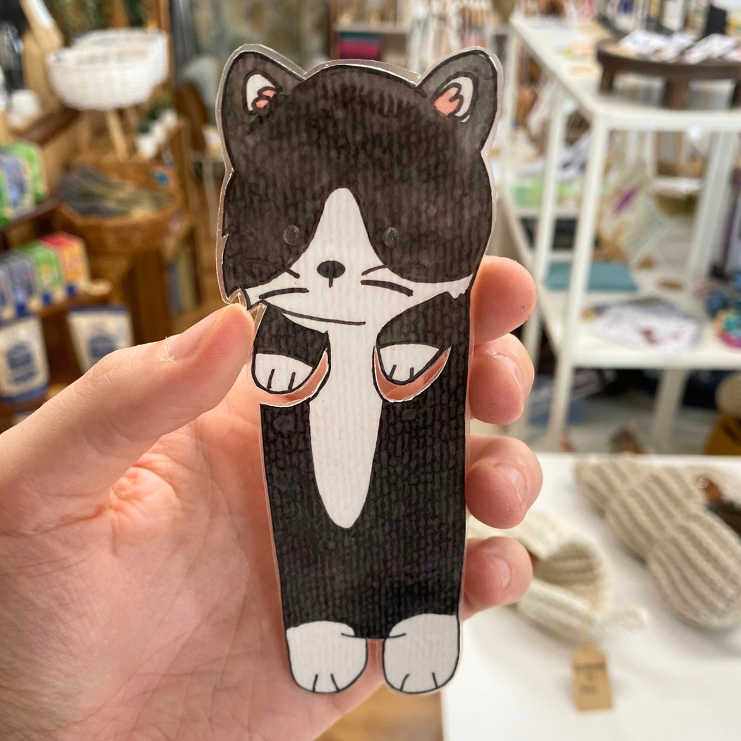 Handbemaltes Lesezeichen – Katze schwarz-weiß | Handgemachtes Unikat für Bücherfreunde von books by yen