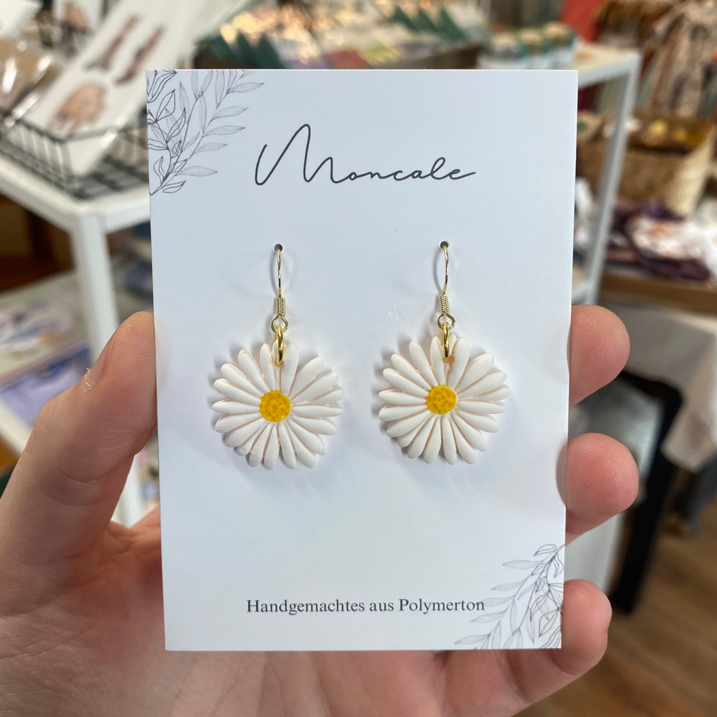 Margeritenohrringe aus Polymerton von Moncale