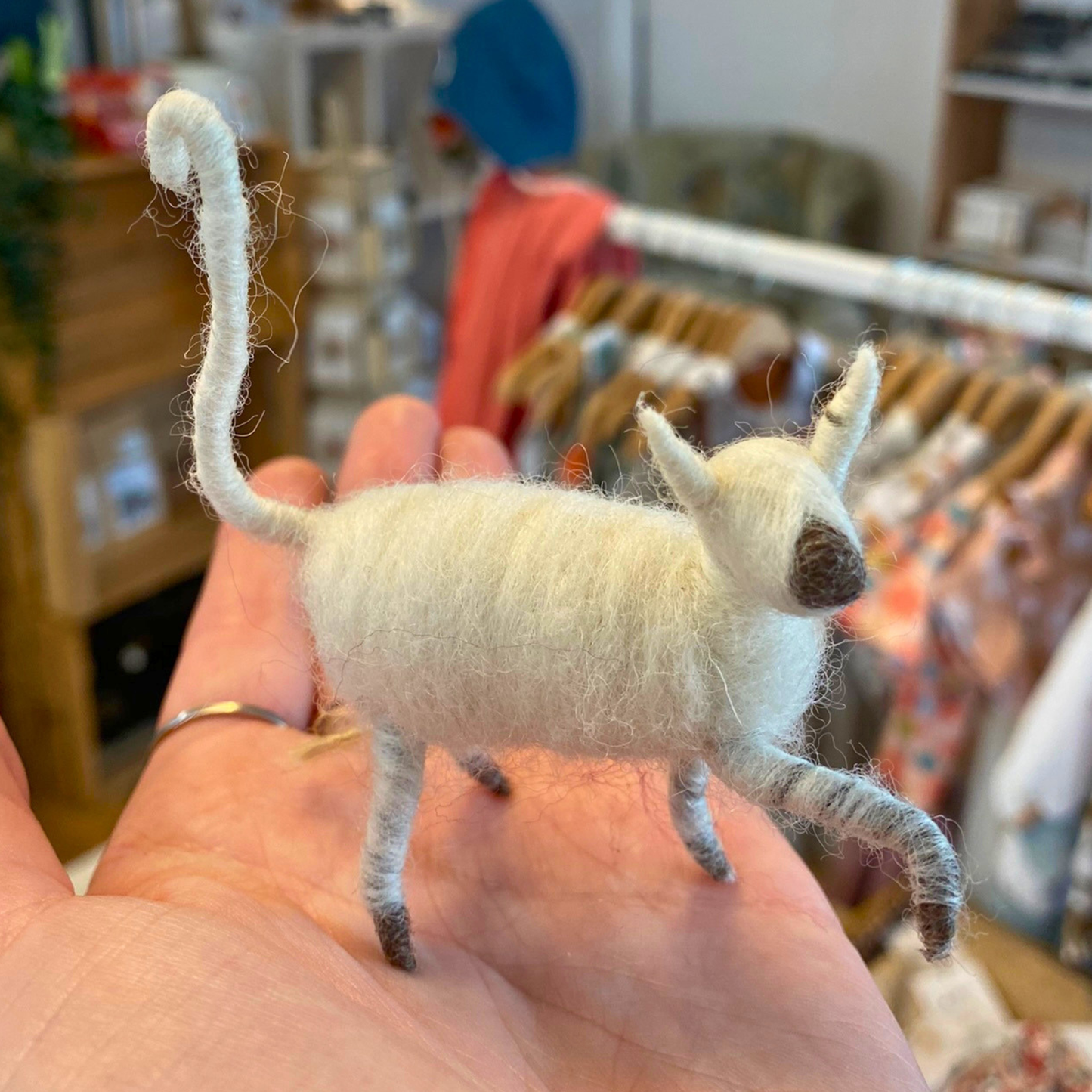 Katze weiß von WoolMoonFelt