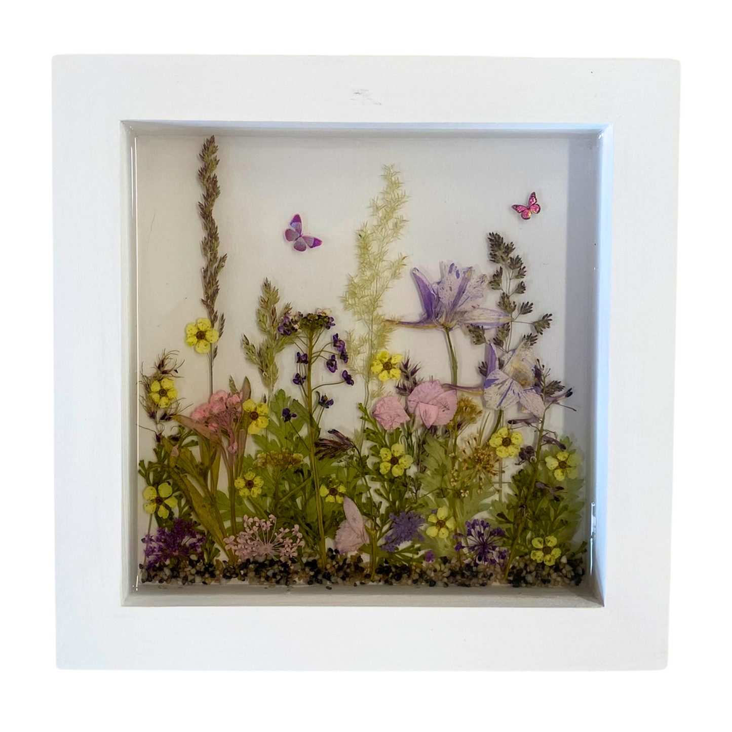 Minimalistisches Trockenblumenbild mit gelben Blüten – handgemachte Wanddeko in Epoxidharz-Rahmen