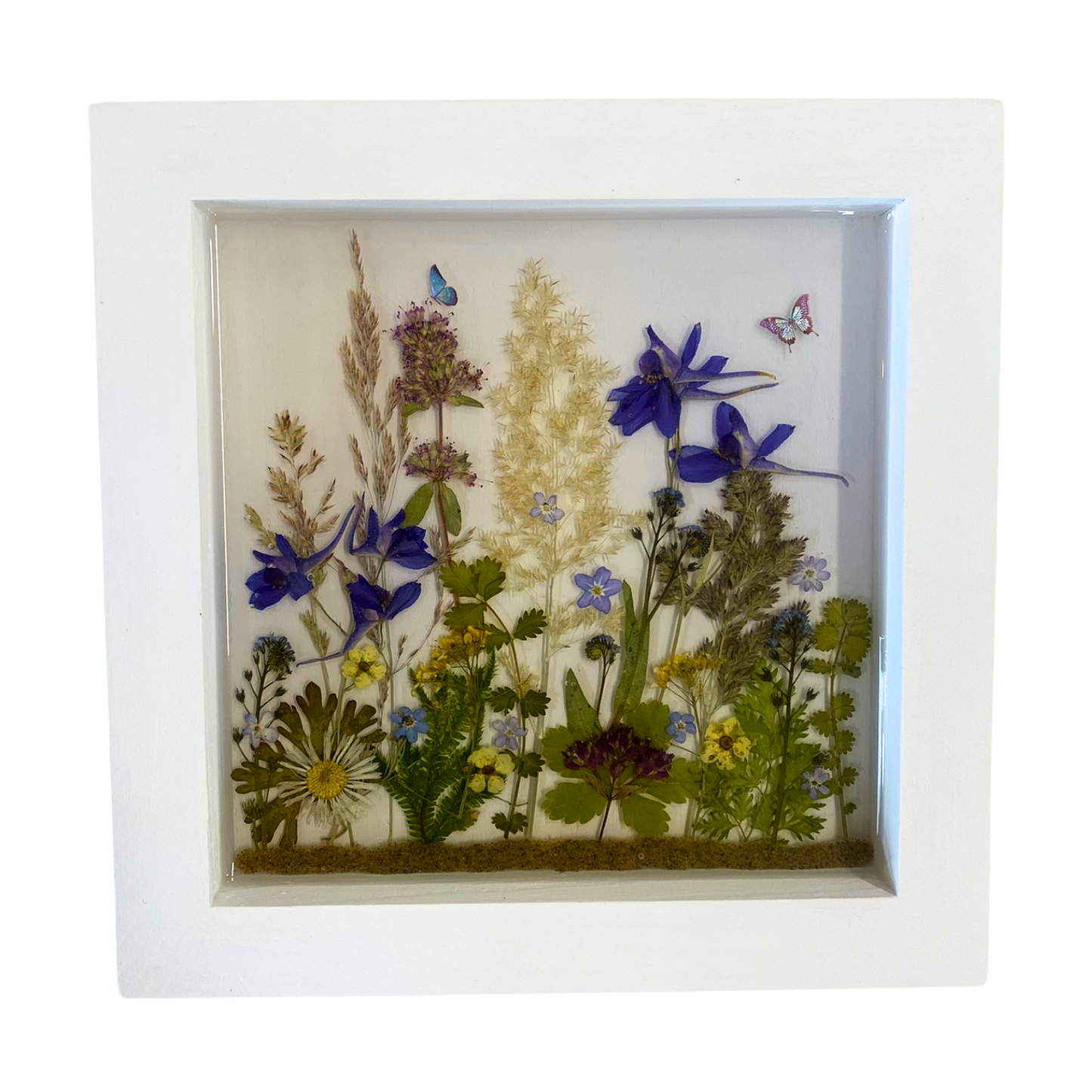Verspieltes Trockenblumenbild in Epoxidharz – handgefertigte Naturkunst mit lila und gelben Blüten