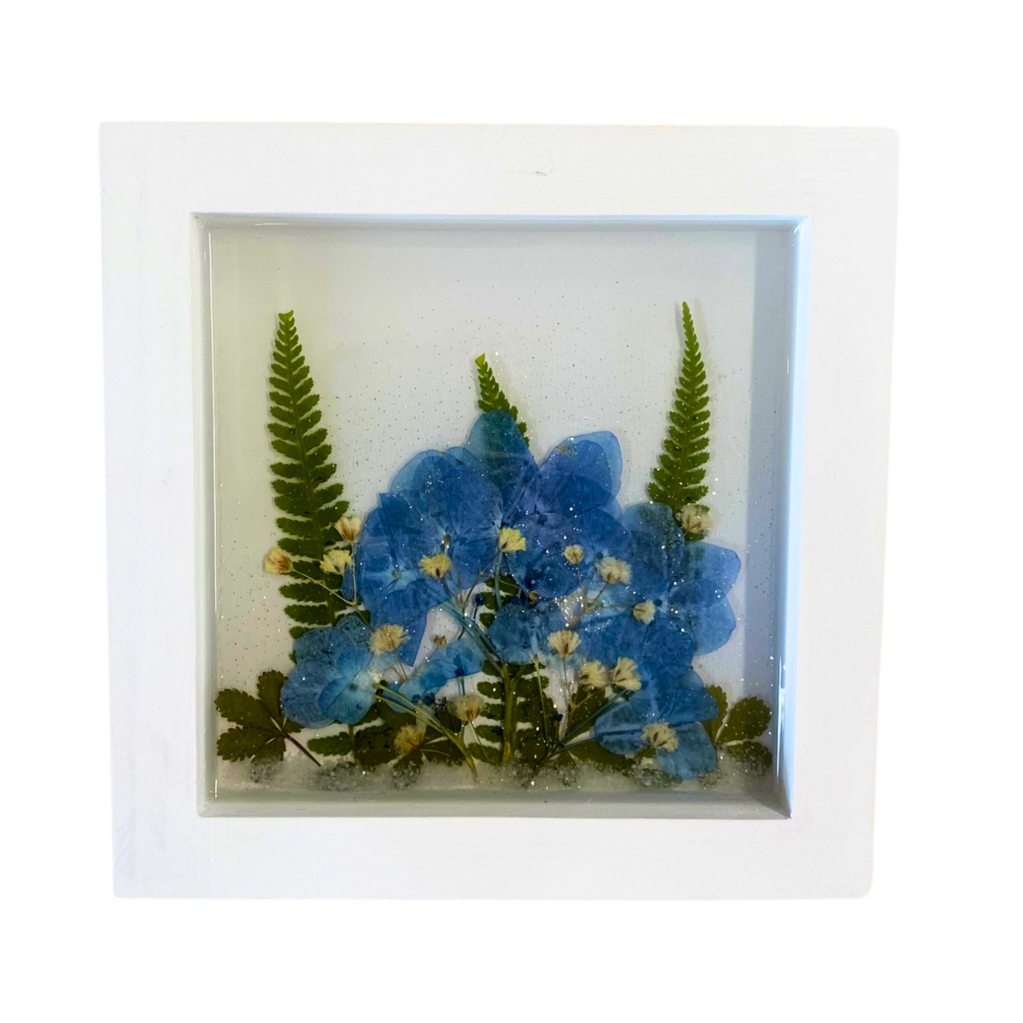 Wandbild mit farbintensiven blauen Trockenblumen – handgefertigtes Blumenbild in Epoxidharz mit Naturblüten