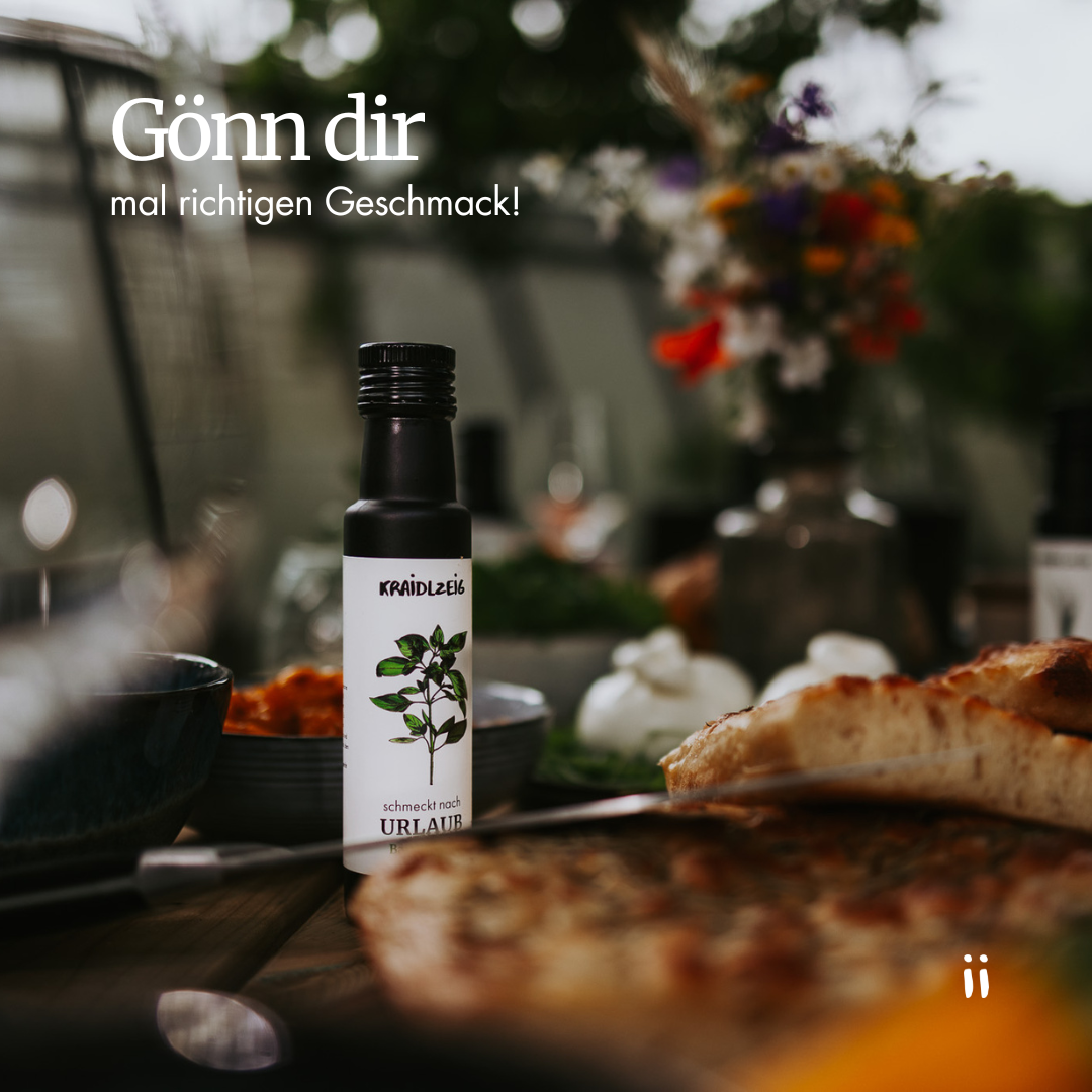 Flasche Kräidlzeig Bio-Dillöl auf einem gedeckten Tisch mit Brot und frischen Zutaten – natürliches Kräuteröl mit intensivem Geschmack, regional und nachhaltig produziert.