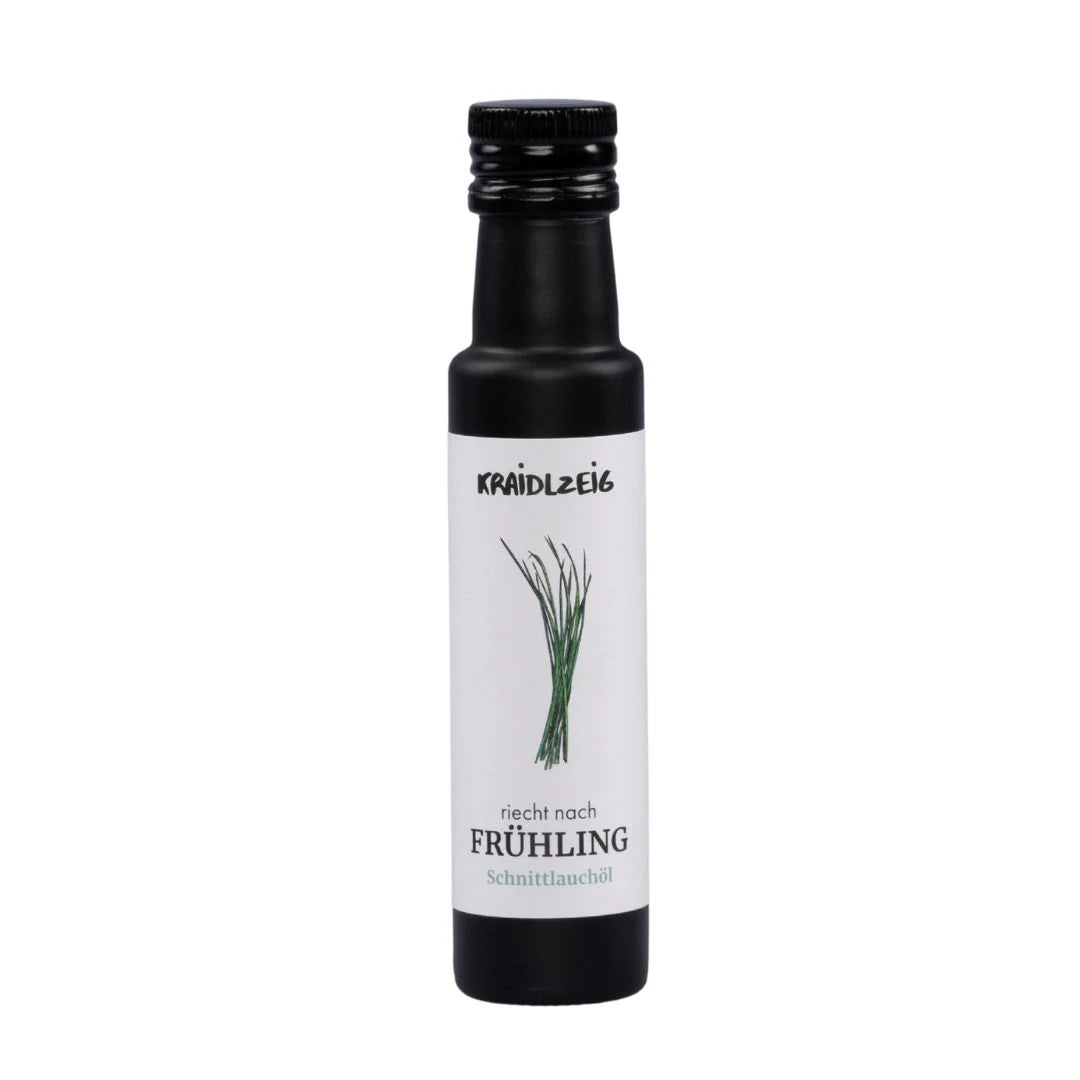 Flasche Kräidlzeig Schnittlauchöl mit Etikett ‚riecht nach Frühling‘ – natürliches Bio-Kräuteröl aus Österreich