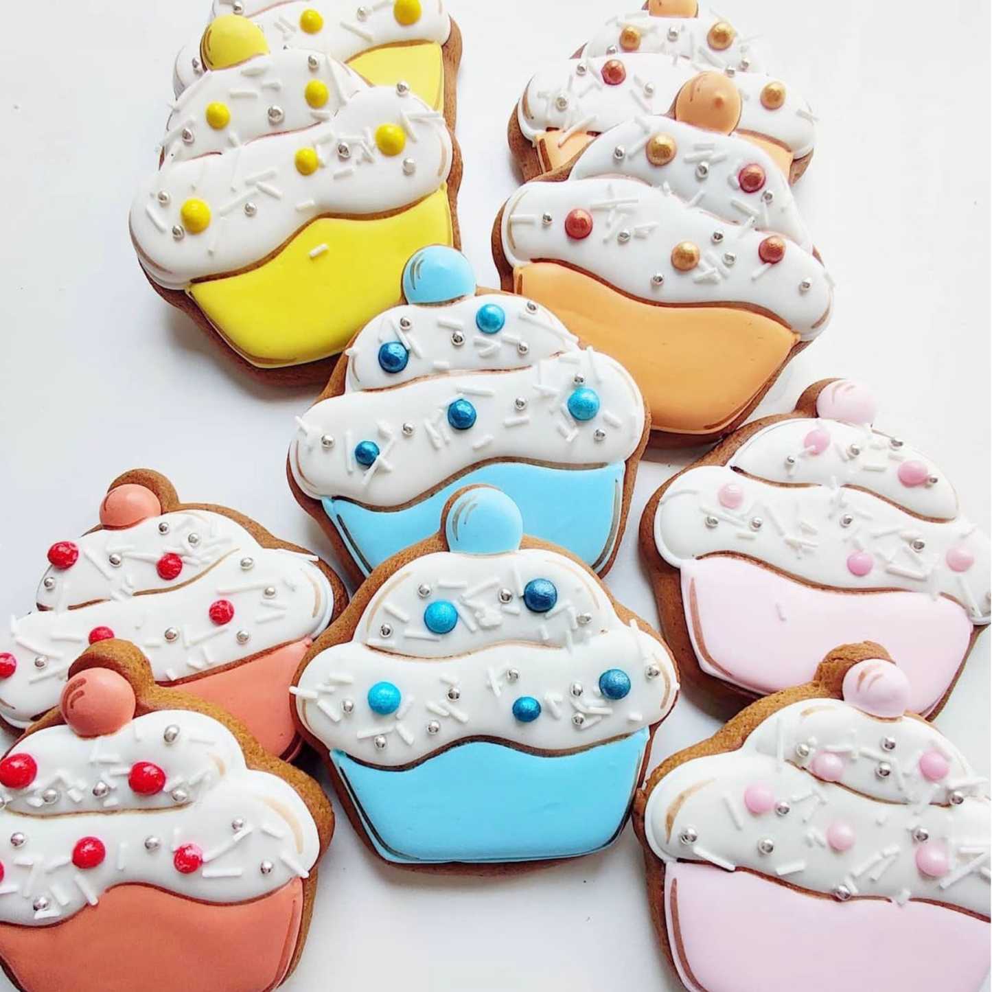 Handgemachte Lebkuchen in Cupcake-Form von Ginger Glow – bunt verziert mit Zuckerkugeln und liebevoller Glasur, hergestellt in Wien