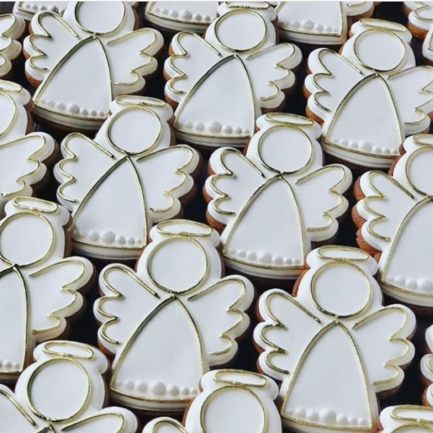 Handgemachte Lebkuchen in Engel-Form von Ginger Glow – edel verziert mit weißer Glasur und goldenen Akzenten, liebevoll hergestellt in Wien.