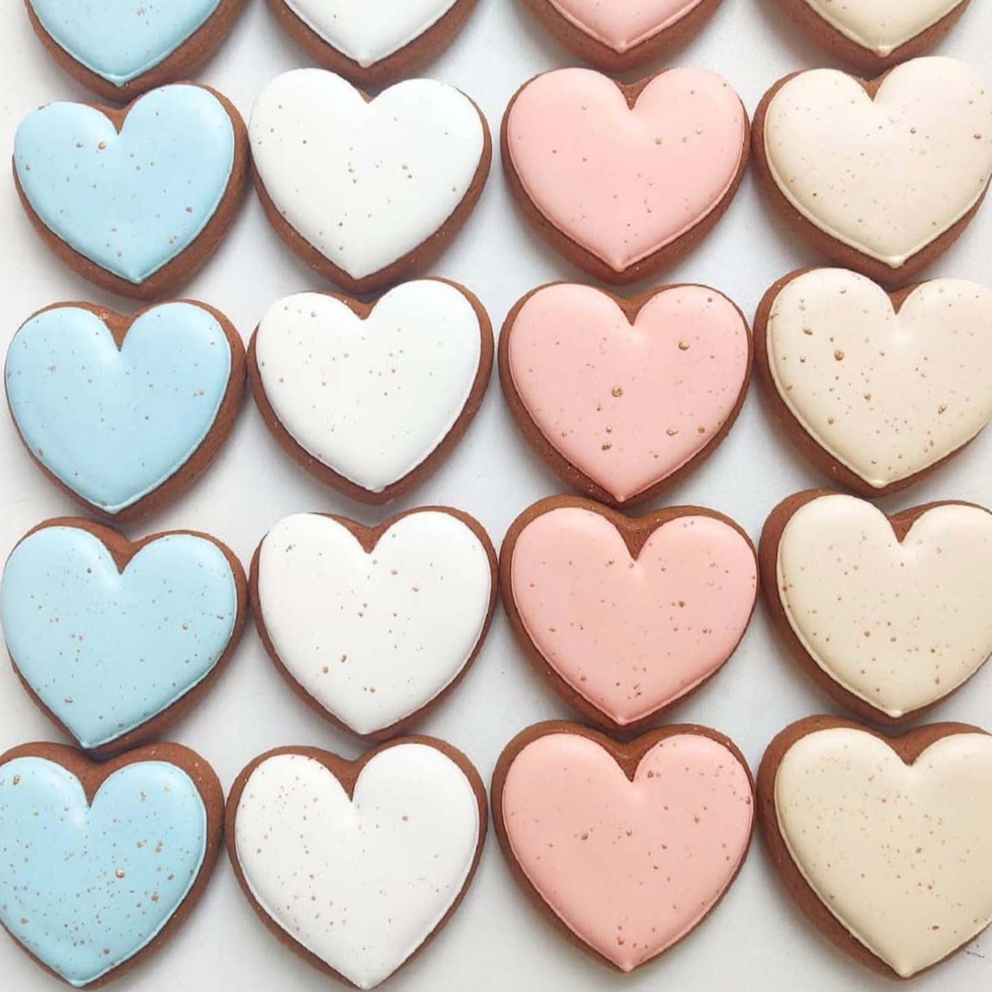 Handgemachte Herz-Lebkuchen von Ginger Glow in Pastellfarben – liebevoll verziert in Rosa, Blau, Weiß und Creme, hergestellt in Wien.