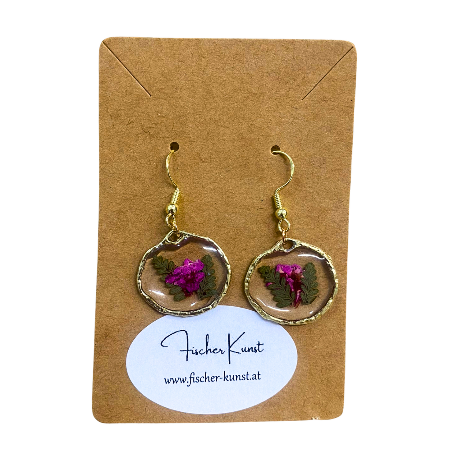 Goldene Ohrringe mit pinker Trockenblume und Farn – handgefertigter Naturschmuck von Fischer Kunst