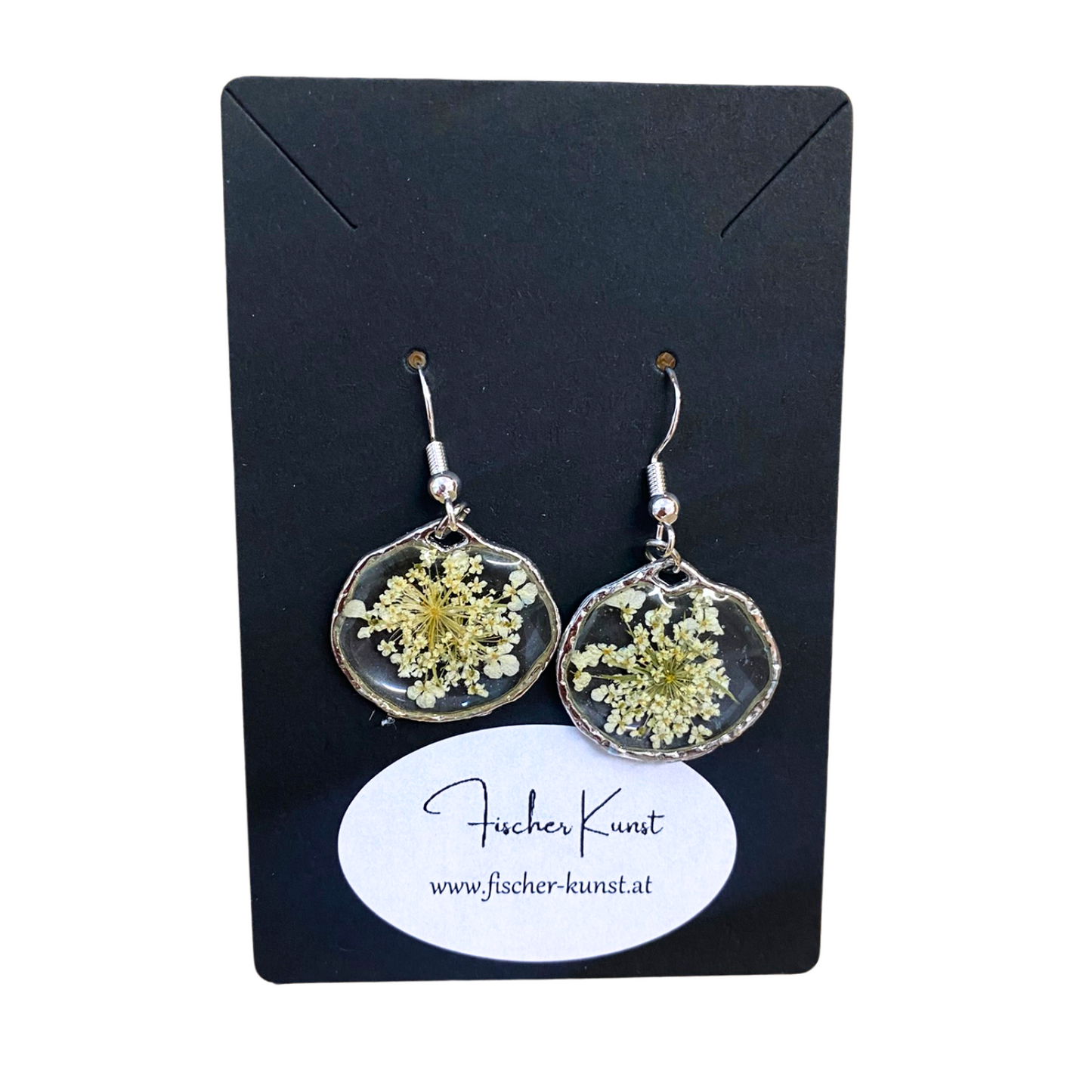 Runde handgemachte Ohrringe mit weißen Trockenblumen in Epoxidharz eingefasst – Natur-Schmuck von Fischer Kunst