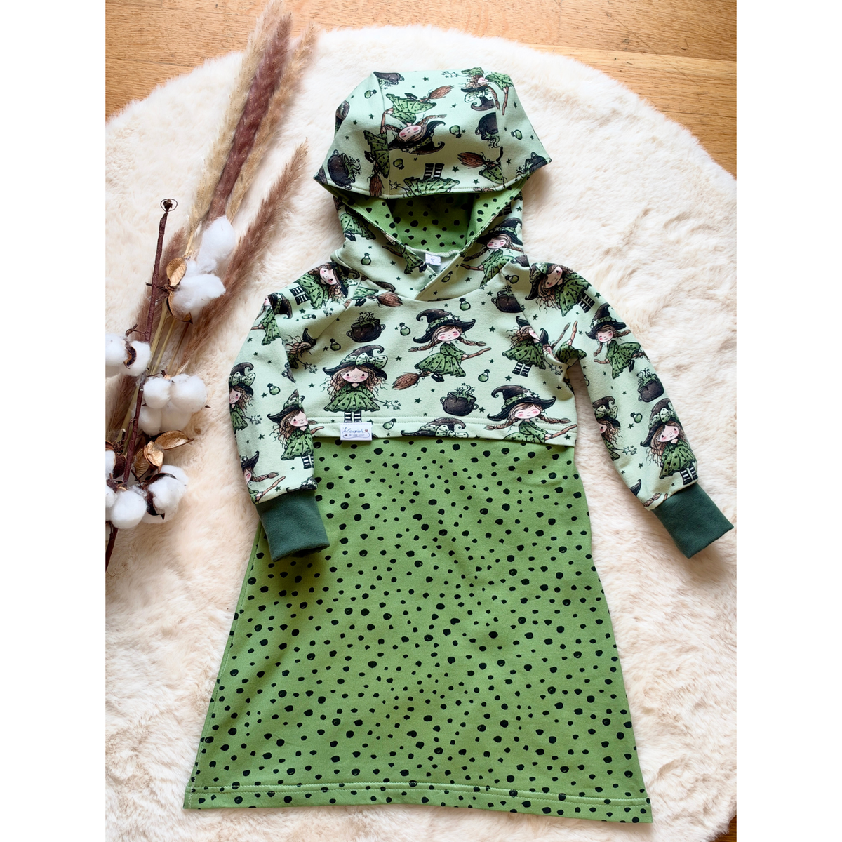 Cropped Sweatkleid Hexe grün Bio Größe 92 von LAROAH