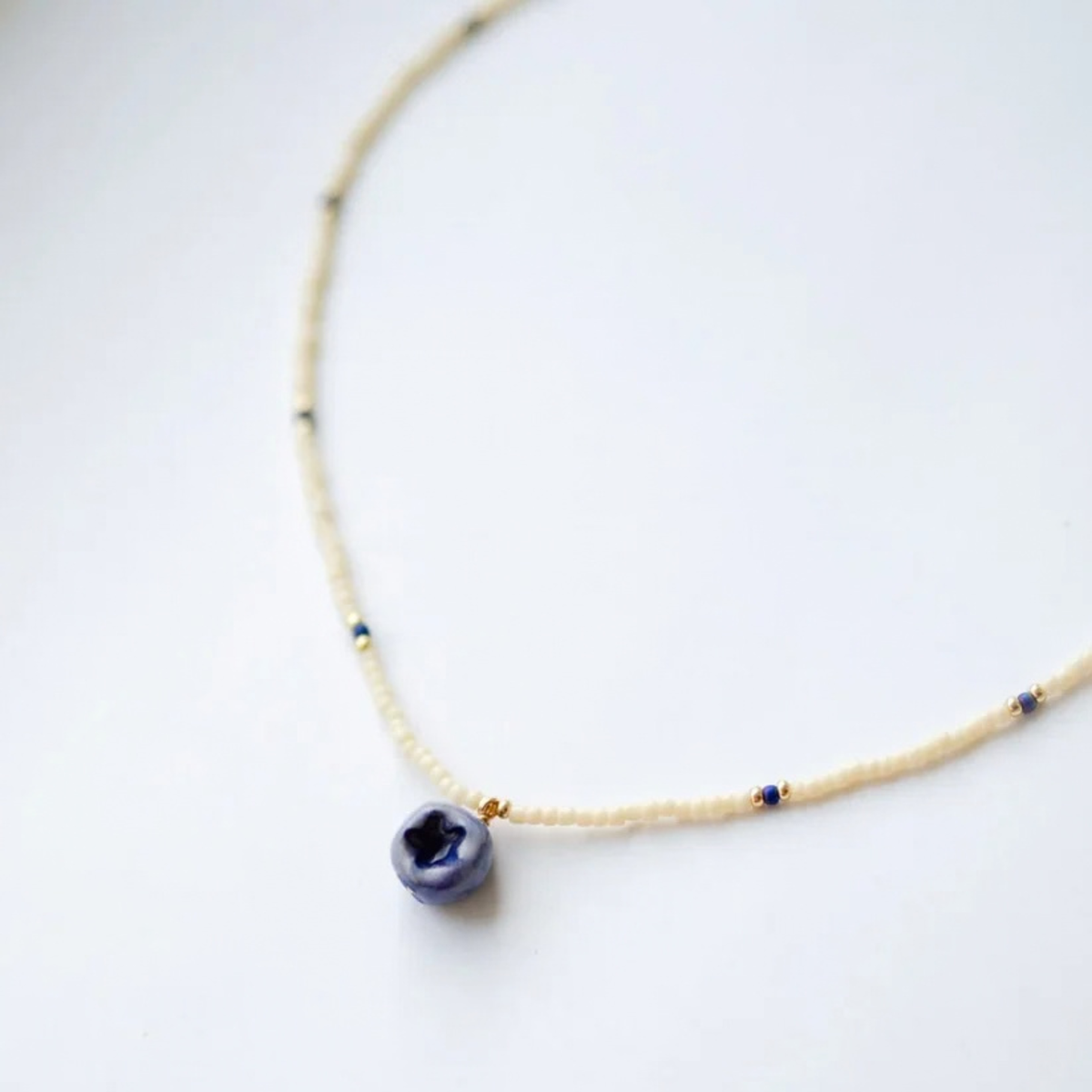Heidelbeer Kette gold von Studio Sunbird