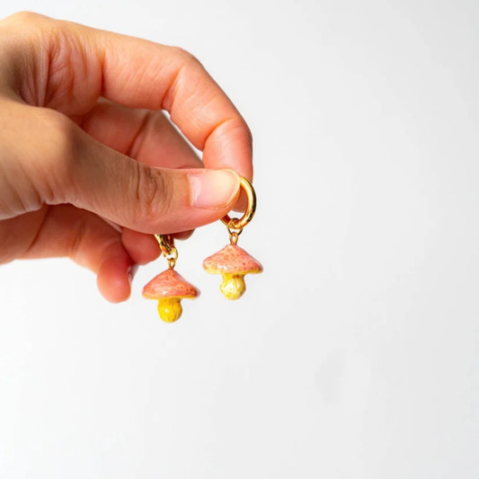 Ohrringe Pilze pastell gold von Studio Sunbird