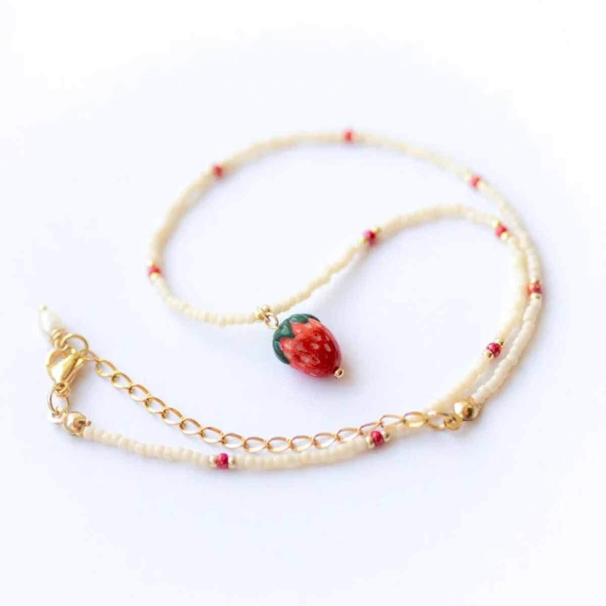 Erdbeer Kette gold von Studio Sunbird