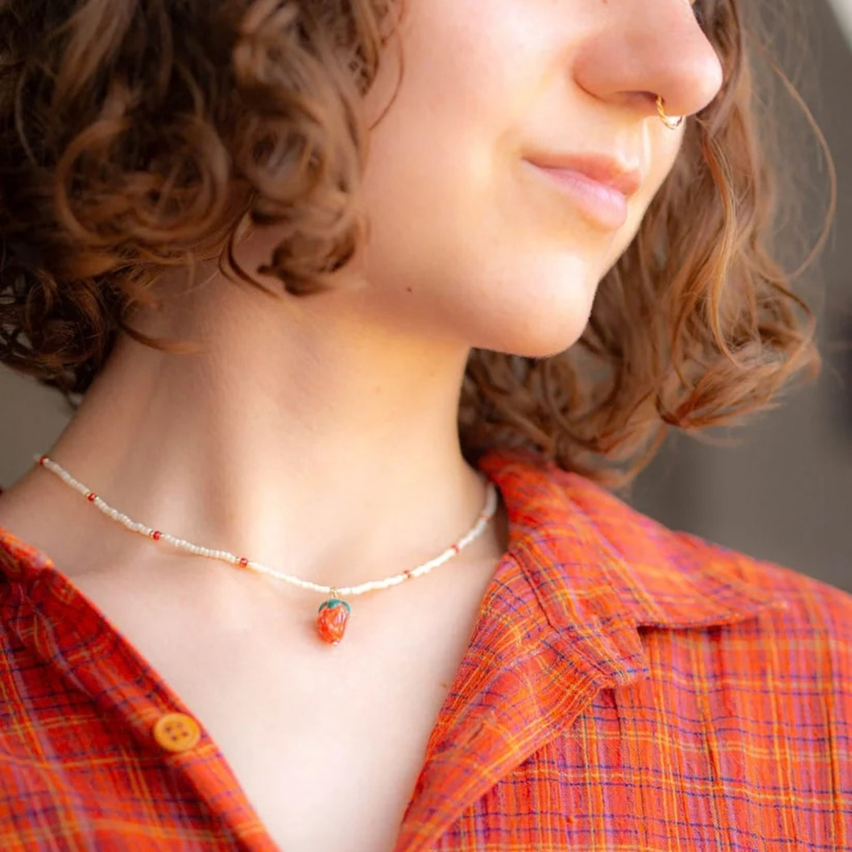 Erdbeer Kette gold von Studio Sunbird