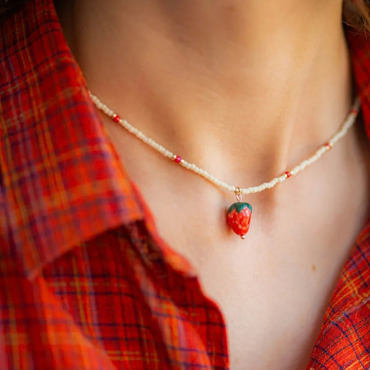 Erdbeer Kette gold von Studio Sunbird
