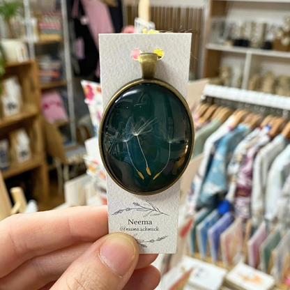 Kettenanhänger Pusteblume Blau Oval (AnhPbBov) von Neema Schmuck