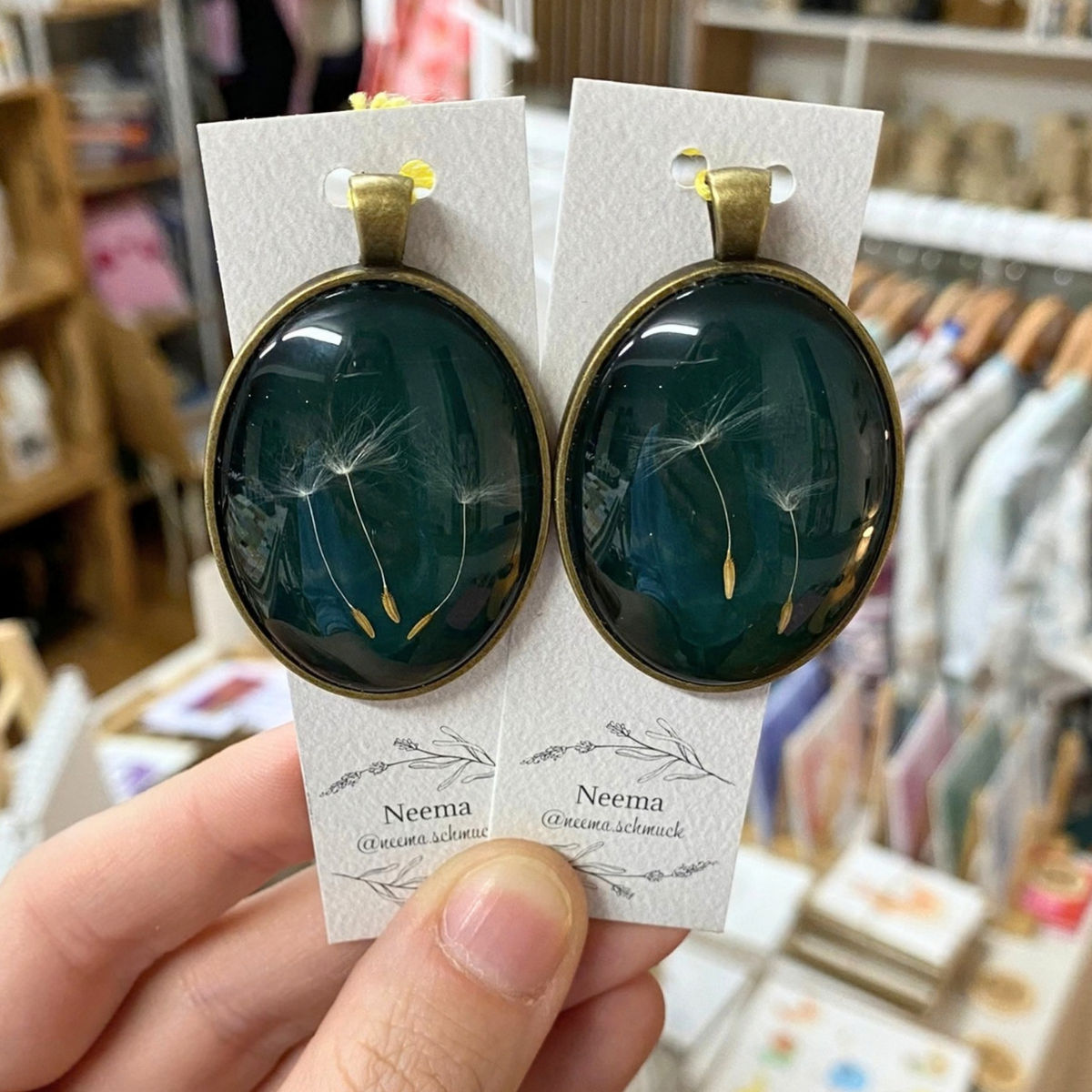 Kettenanhänger Pusteblume Blau Oval (AnhPbBov) von Neema Schmuck
