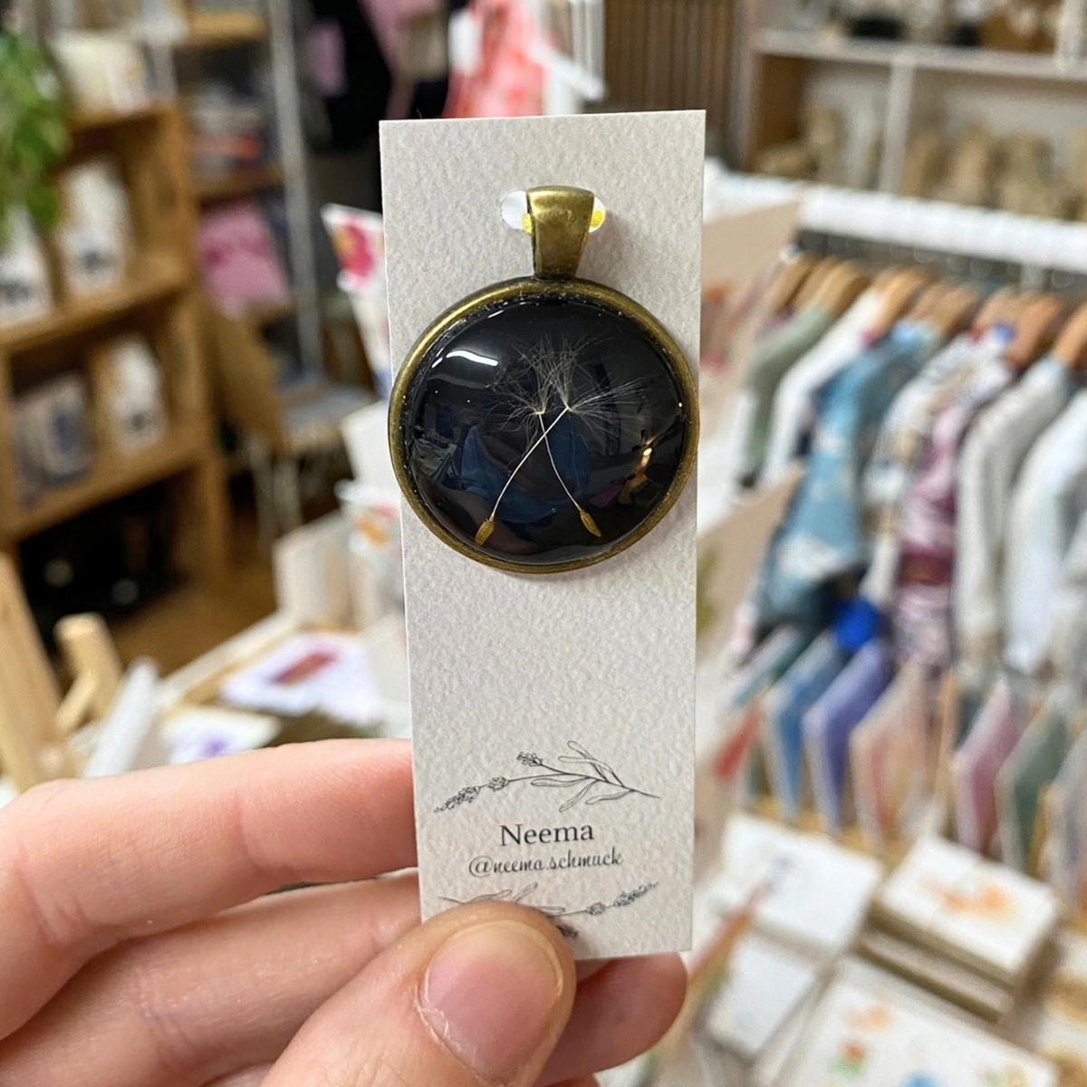 Kettenanhänger Pusteblume Blau (AnhPBB) von Neema Schmuck