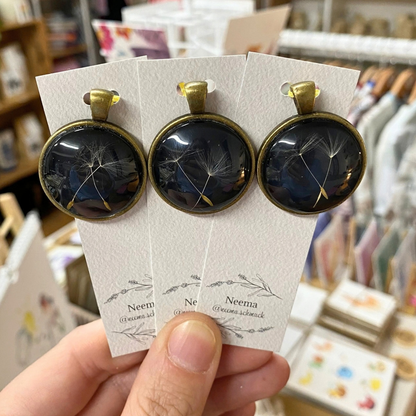 Kettenanhänger Pusteblume Blau (AnhPBB) von Neema Schmuck