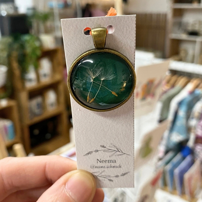Kettenanhänger Pusteblume Grün (AnhPBG) von Neema Schmuck