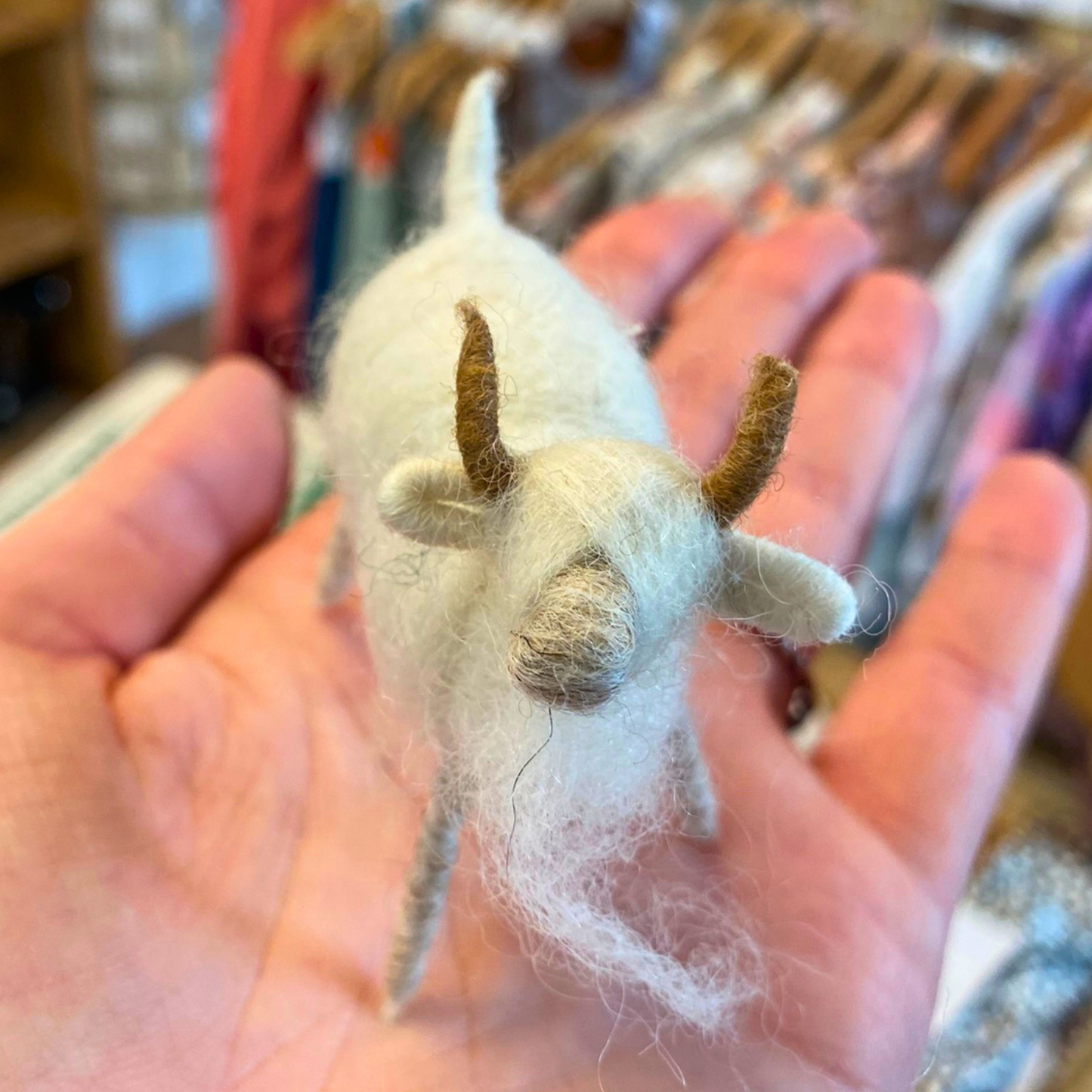 Ziege weiß von WoolMoonFelt