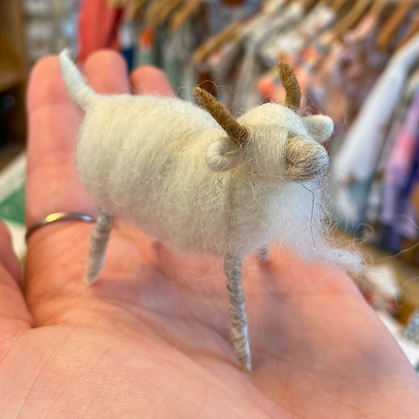 Ziege weiß von WoolMoonFelt