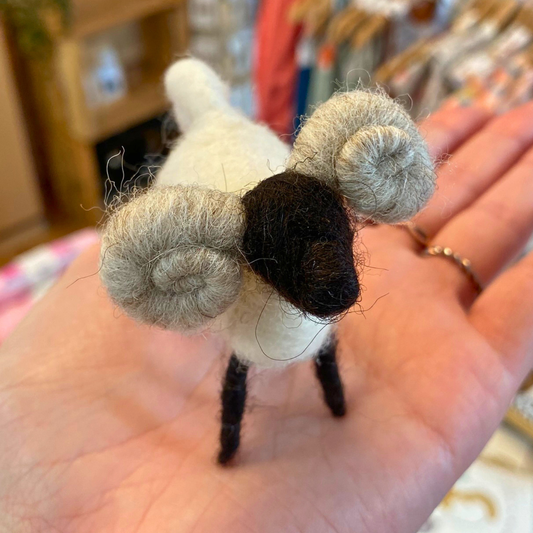 Widder 1 von WoolMoonFelt