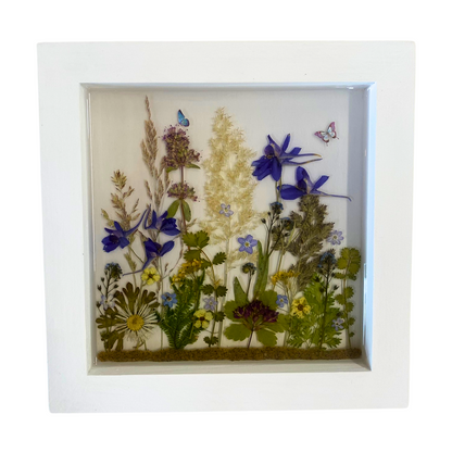 Verspieltes Trockenblumenbild in Epoxidharz – handgefertigte Naturkunst mit lila und gelben Blüten
