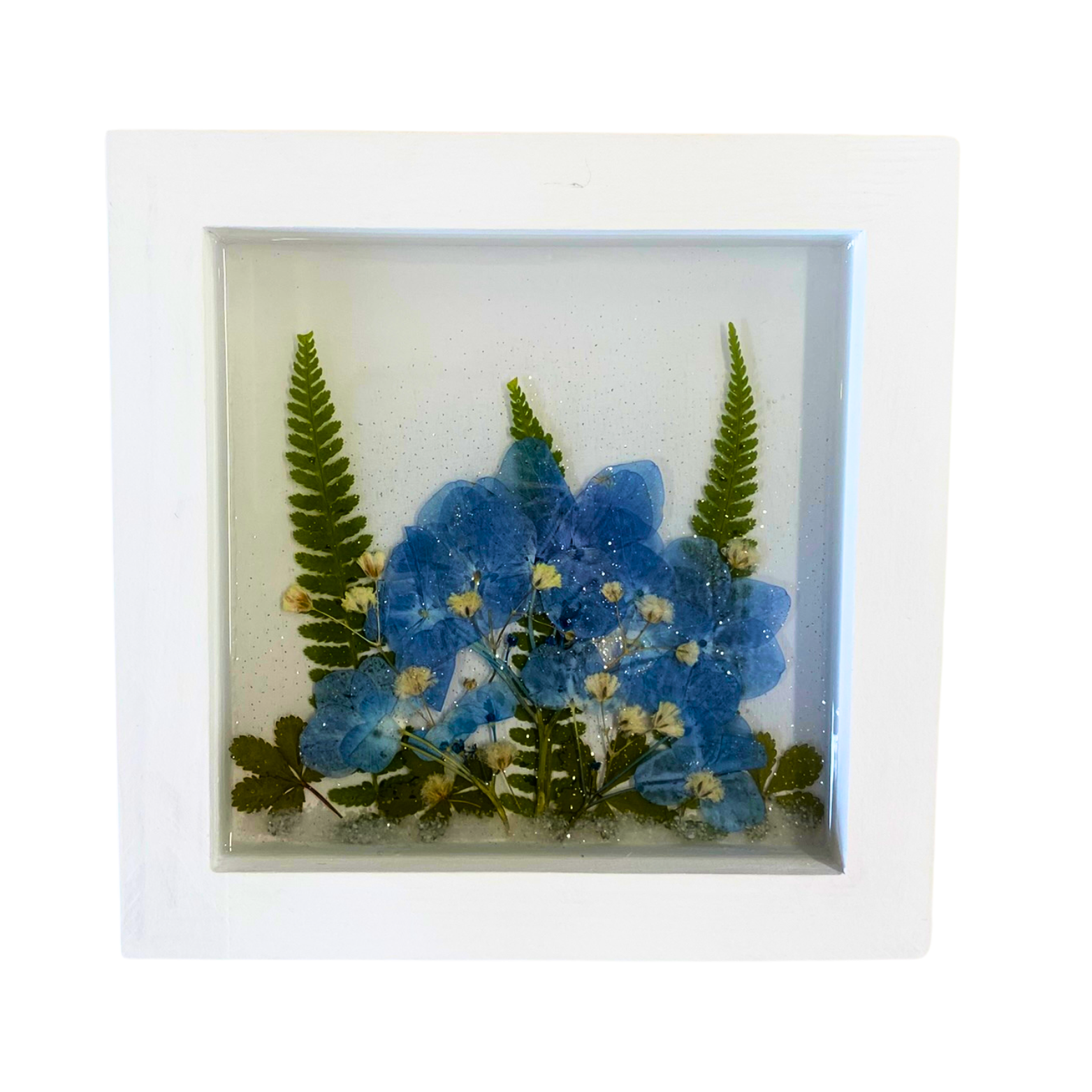 Wandbild mit farbintensiven blauen Trockenblumen – handgefertigtes Blumenbild in Epoxidharz mit Naturblüten
