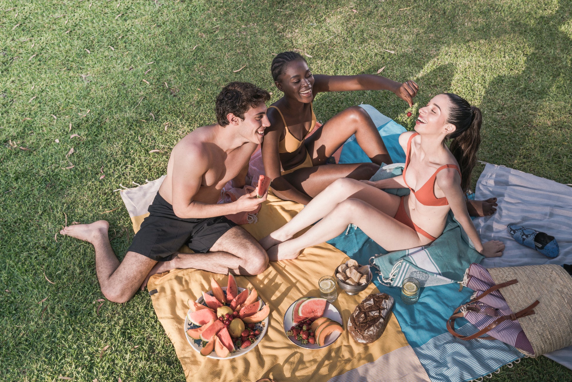 3 Freunde beim Picknick im Park auf den Hamamtüchern