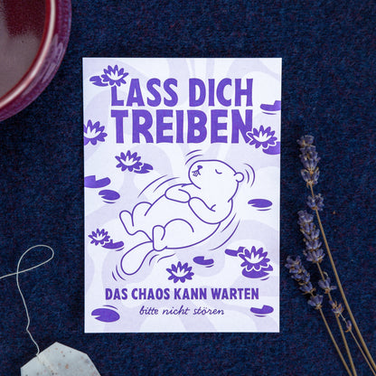 Murmeltier lässt sich auf einem See entspannt treiben