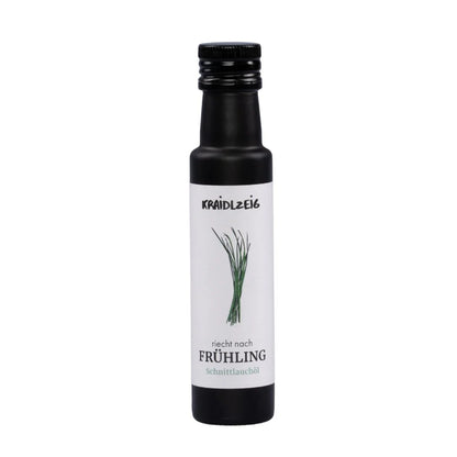 Flasche Kräidlzeig Schnittlauchöl mit Etikett ‚riecht nach Frühling‘ – natürliches Bio-Kräuteröl aus Österreich