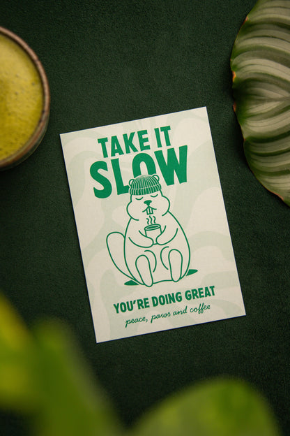 Murmeltierkarte die entspannt und einen Kaffee oder Tee in der Hand hält