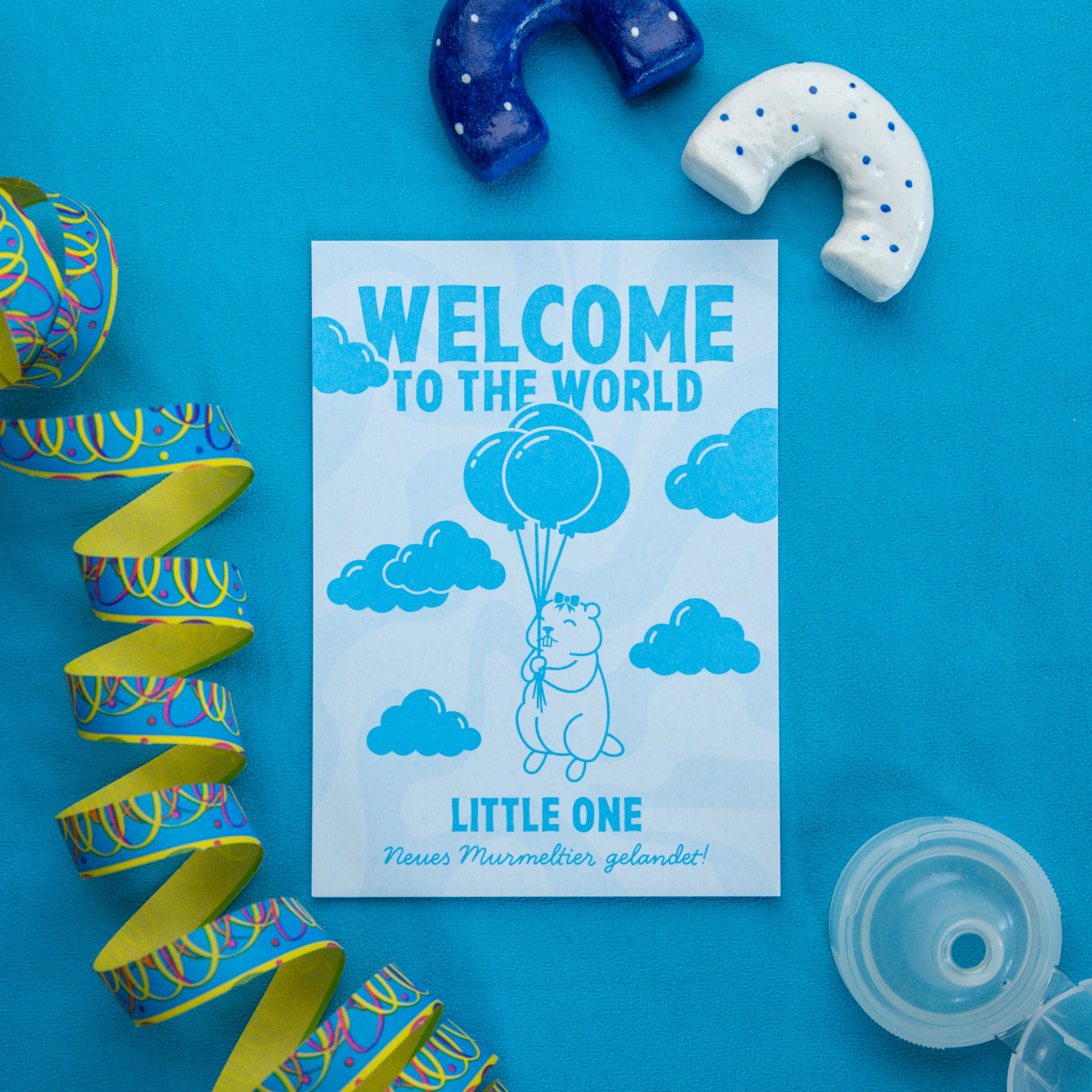 blau Karte mit einem kleinen Murmeltier, dass sich an Luftballoone festhält