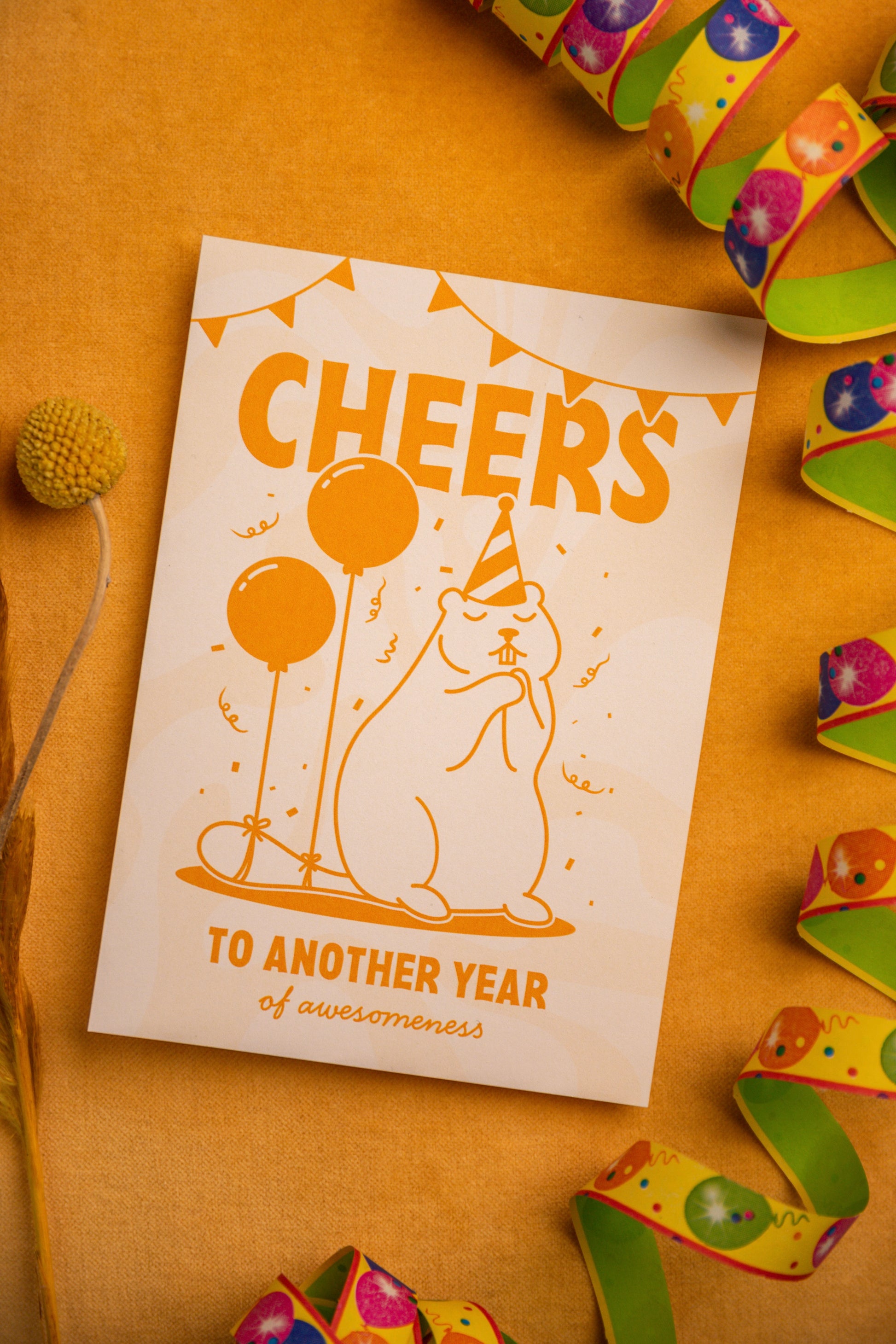 Murmeltier mit einem Partyhut und einem Luftballoon