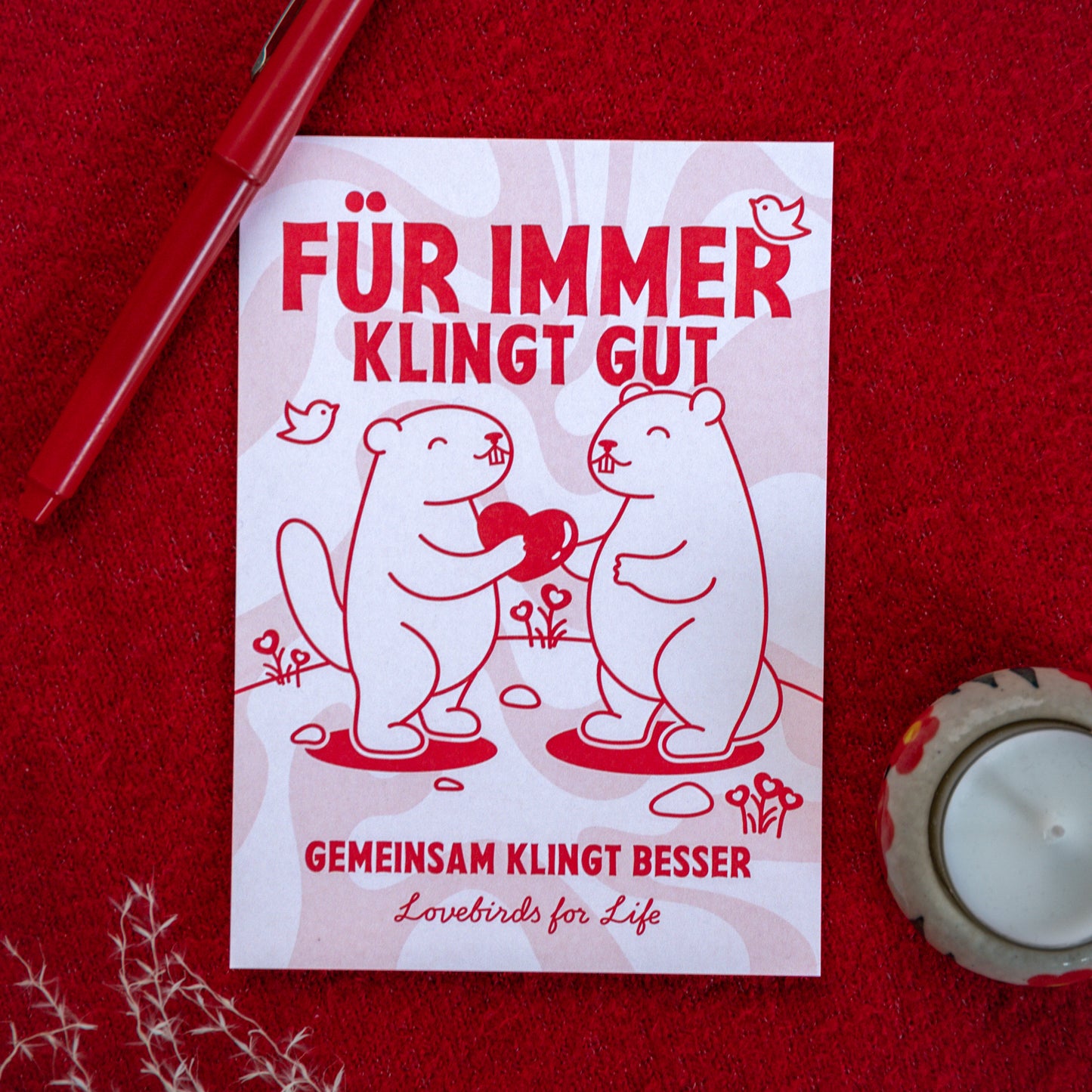 Zwei Murmeltiere auf der Karte eines schenkt ein Herz dem anderen