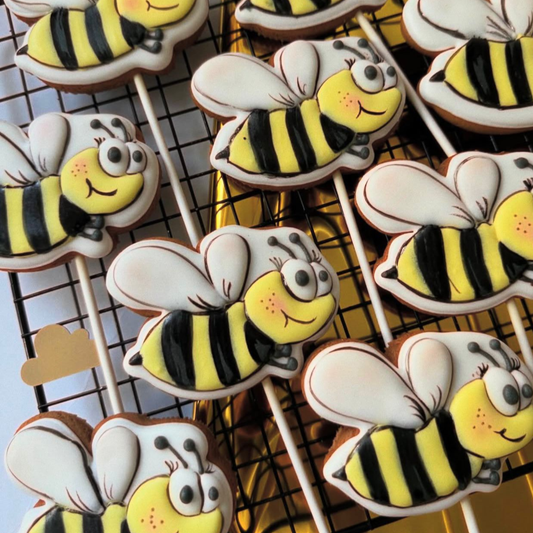 Handgemachter Lebkuchen in Bienenform von Ginger Glow – kunstvoll verziert und liebevoll gestaltet, hergestellt in Wien.