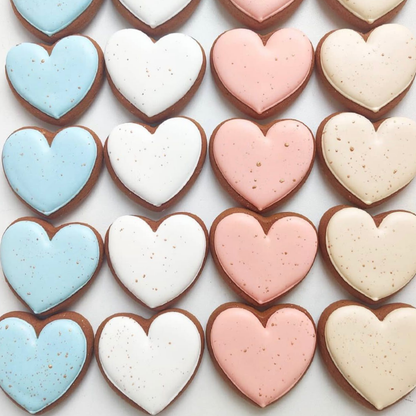 Handgemachte Herz-Lebkuchen von Ginger Glow in Pastellfarben – liebevoll verziert in Rosa, Blau, Weiß und Creme, hergestellt in Wien.
