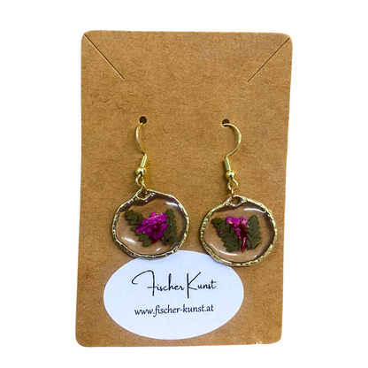 Goldene Ohrringe mit pinker Trockenblume und Farn – handgefertigter Naturschmuck von Fischer Kunst