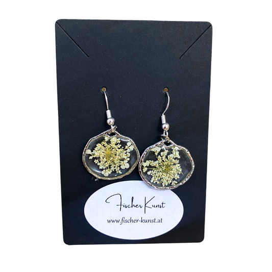 Runde handgemachte Ohrringe mit weißen Trockenblumen in Epoxidharz eingefasst – Natur-Schmuck von Fischer Kunst